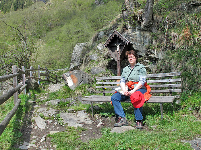 An den Wegen stehen ausreichend Bänke zum Rasten