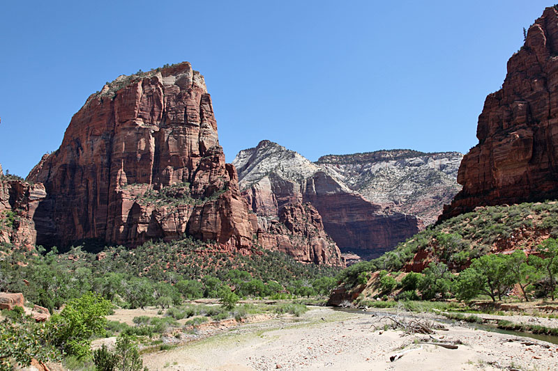 Oben links auf dem Berg ist das Ziel: Angels Landing