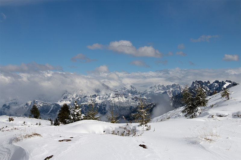 Auf den Bergen bleibt die weiße Pracht noch liegen