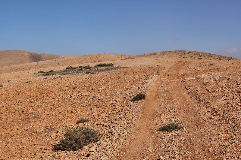 Weg über kahle Flächen