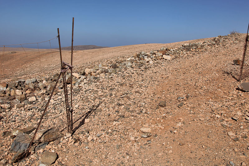 Hier muss man durch das provisorische Zauntor ...