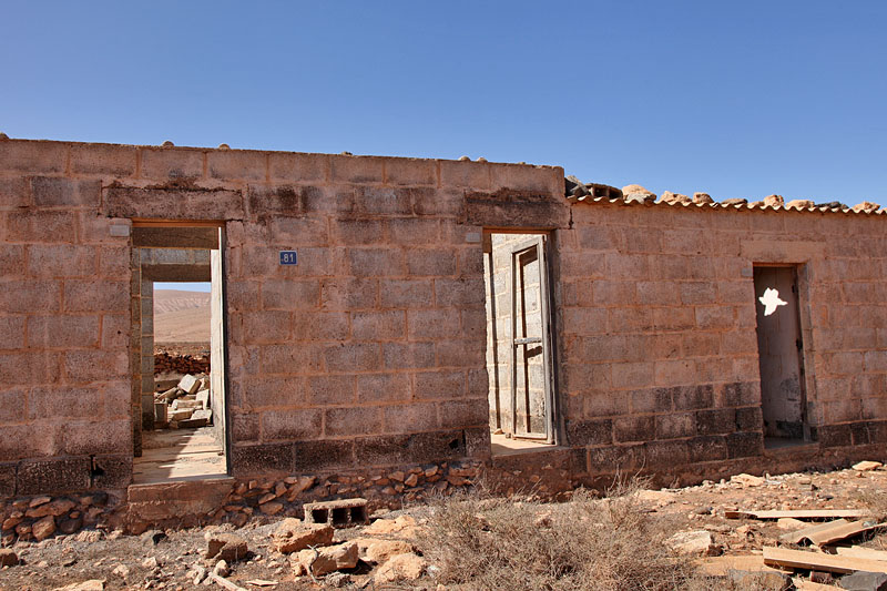 Eine von mehreren verfallenen Häusern, eine Hausnummer hat die Ruine aber noch ;-)