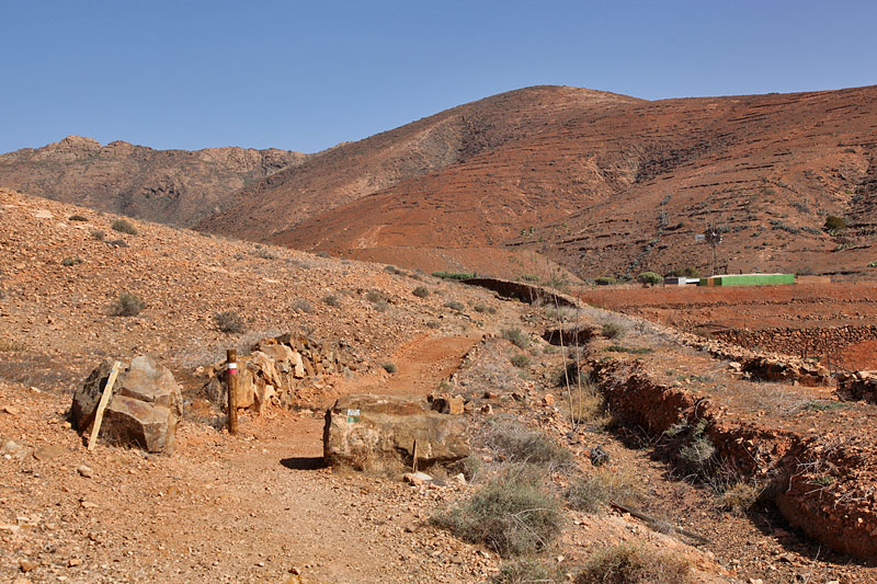... ganz links oben, die Bergspitze ist mein Ziel