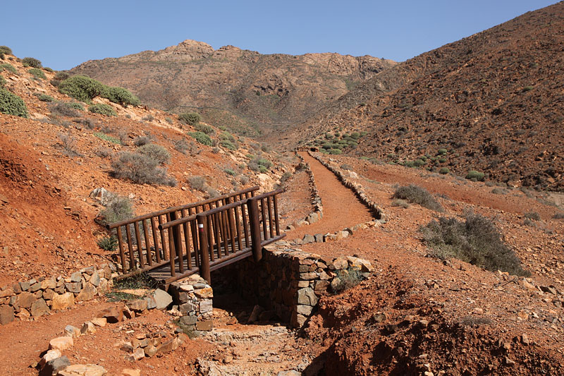 Holzbrücken führen über trockene Bachläufe