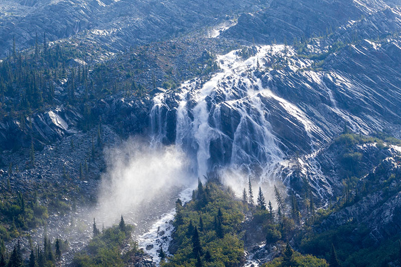 ... stürzt tosend in die Tiefe
