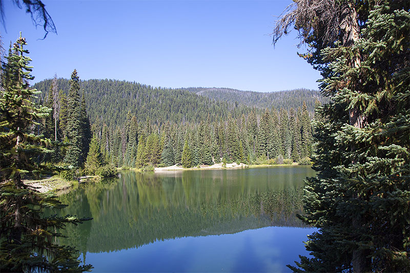 Immer wieder gibt es schöne Blicke auf den See