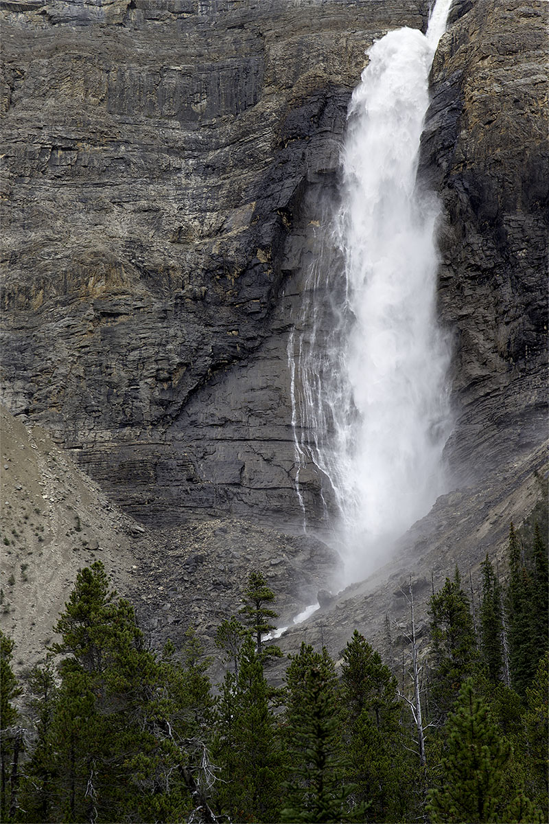 Viel Wasser stürzt da den Berg hinab