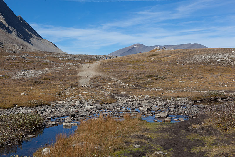 Vor der Passhöhe muss man noch einen reißenden Fluss überqueren ;-)