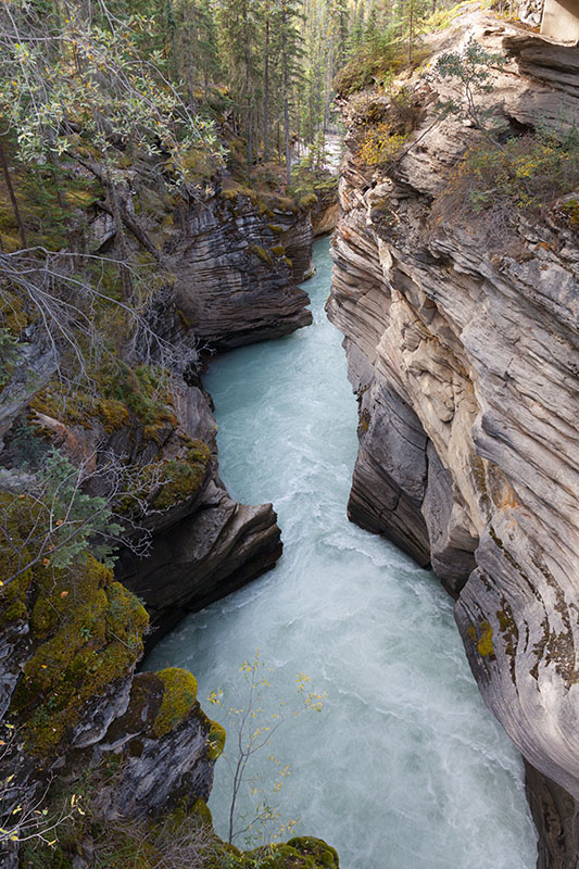... dessen Wassermassen einen kleinen Canyon gegraben haben