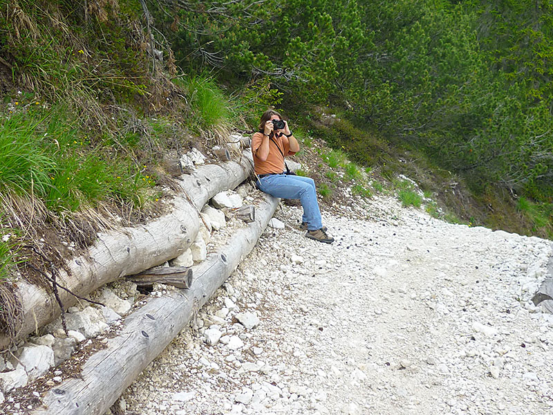 ... da hockt er und fotografiert die Berge ...