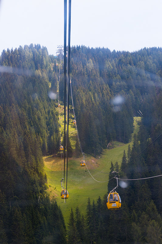 Blick aus dem verkratzten Fenster, zur Bergstation ...