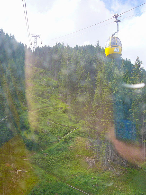 Unter der Bahn führt ein steiler Weg zum Gipfel hinauf, das Richtige für Steffen ;-)