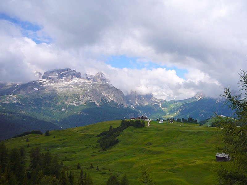 Dort hinten geht es nach Corvara hinunter