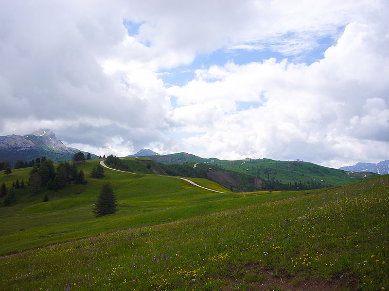 Ganz da hinten liegt die Pralongia Hütte