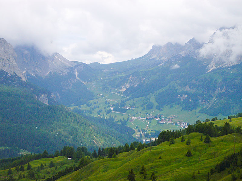 Das Grödner Joch unter den Wolken