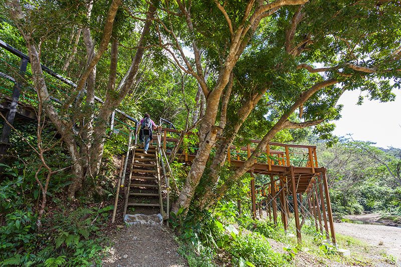 Teilweise führt der Weg über Holzgerüste