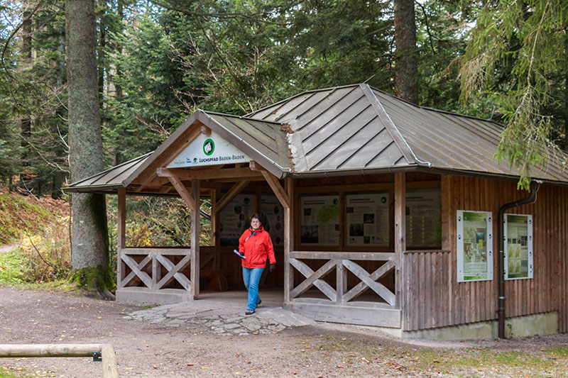 Hütte mit vielen Infos zu den Luchsen