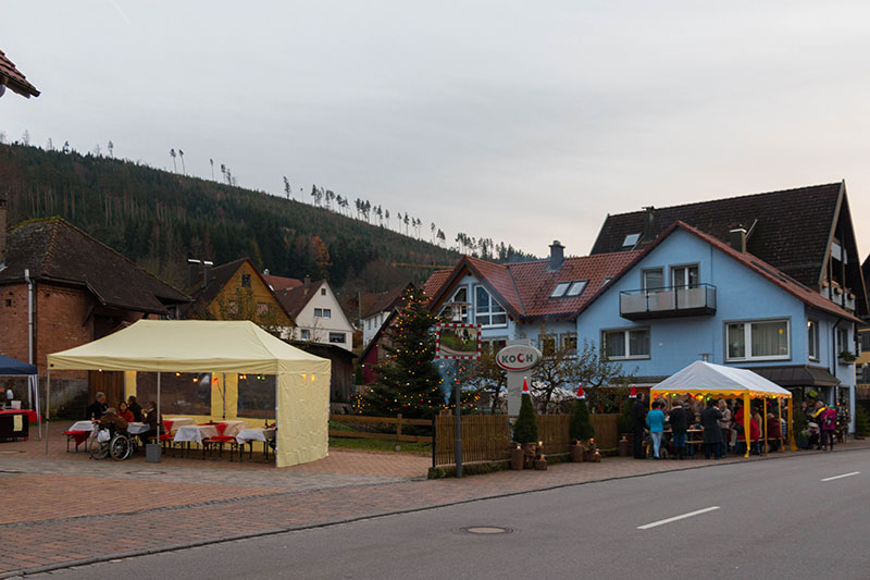 Im Ort gibt es leckere Waffeln, Würstchen, Glühwein und einiges mehr ;-)