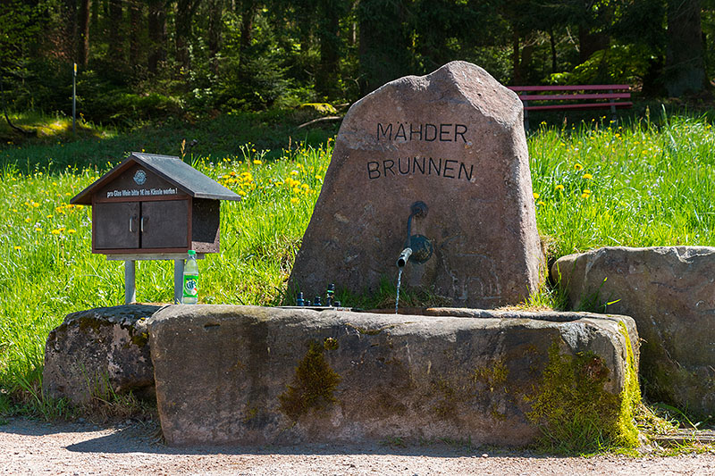 ... treffen wir auf einen Weinbrunnen, mit einem Euro ist man dabei ;-)