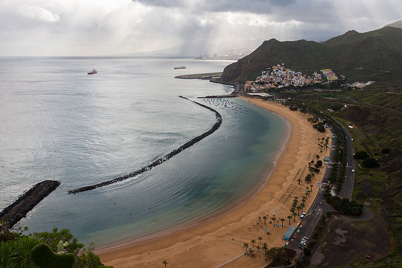 Playa de las Teresitas, angeblich der schönste Strand auf Teneriffa (künstlich aufgeschüttet)