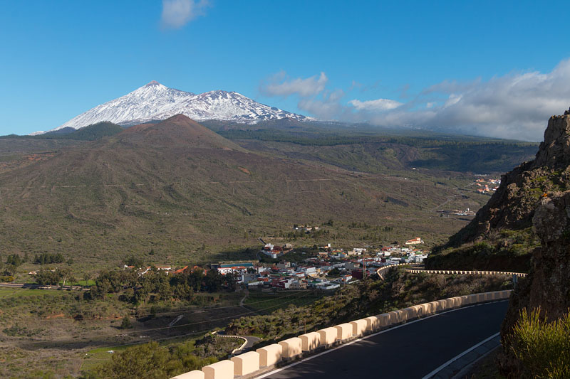 Blick zurück: Santiago del Teide und der Berg dazu