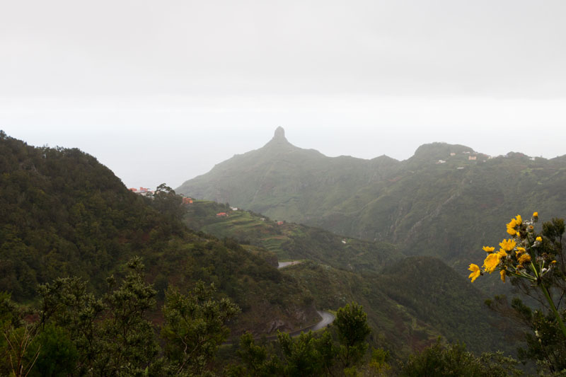 Hinter Regenschleiern verborgen, der Roque del Taborno, auch "Matterhorn" genannt