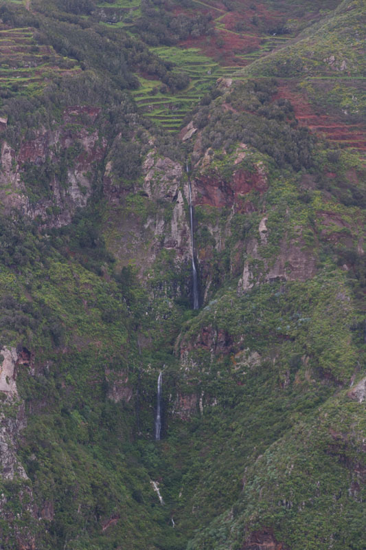 Wasserfälle am gegenüberliegenden Hang