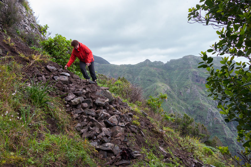 Ein kleiner Erdrutsch muss überwunden werden