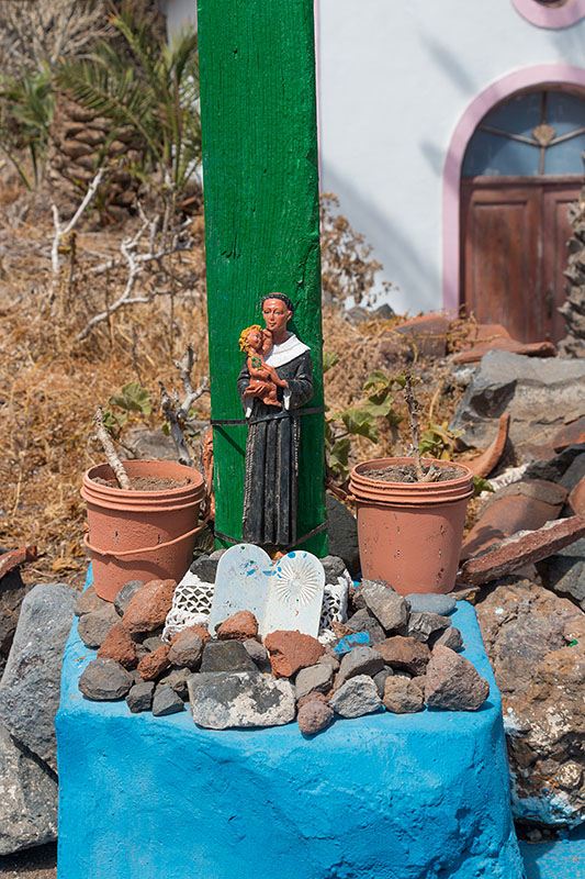 Eine Art Altar vor dem Kreuz