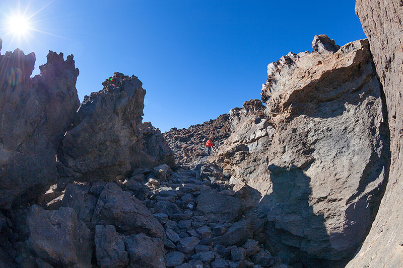 Vroni zwischen den Lavafelsen