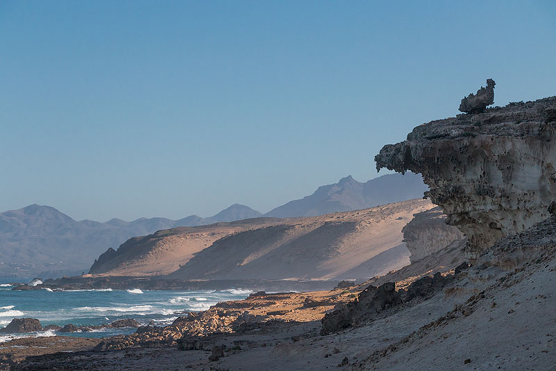 Bizarre Felsformationen begleiten den Weg am Ufer entlang