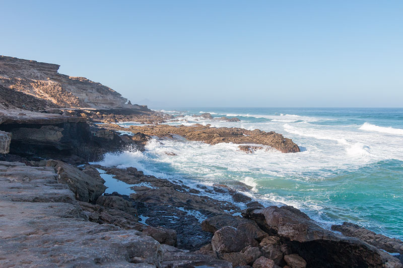 Die Wellen arbeiten weiter an den Steinen