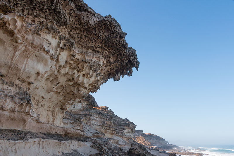 Vom Meer ausgespülter Überhang