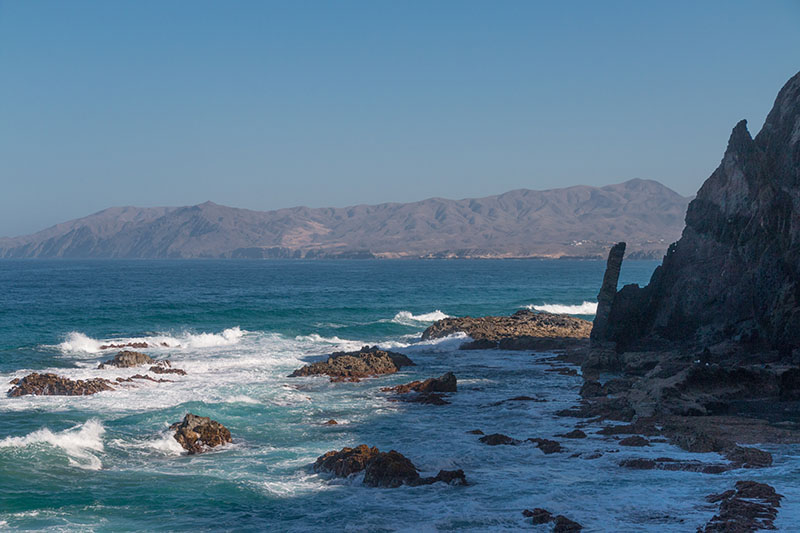 Leider liegt die Granitstele im Schatten :-(