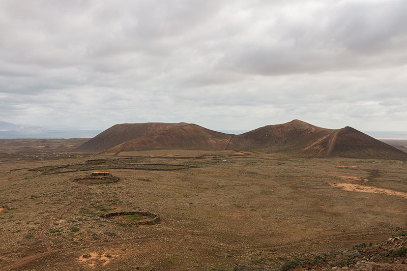 Vom Hondo aus sieht man schon den Kraterrand des Vulkan Bayuyo