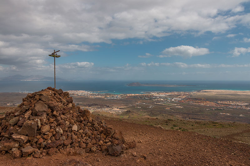 Auf dem Bayuyo: Links hinten sieht man Lanzarote, rechts die Insel Lobos