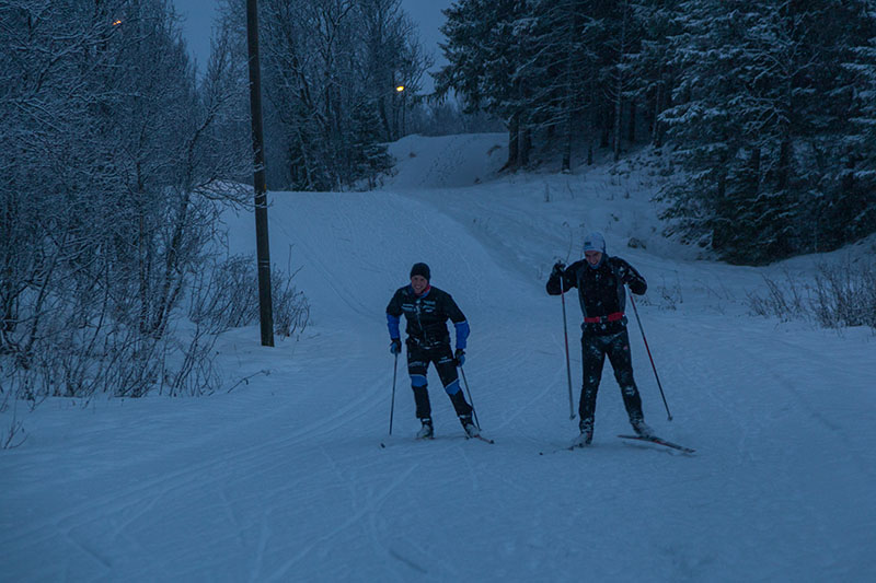Die einheimischen Jungs machen Langlauf ...