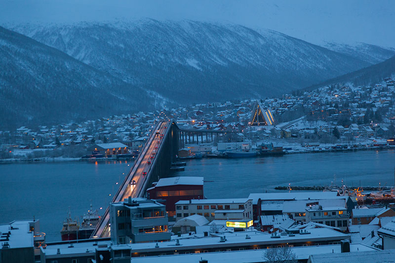 Die Brücke zum Festland und die Eismeerkathedrale