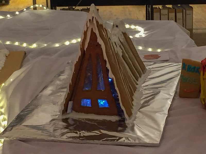 In der Tromsø-Bibliothek finden wir die süße Variante der Eismeerkathedrale