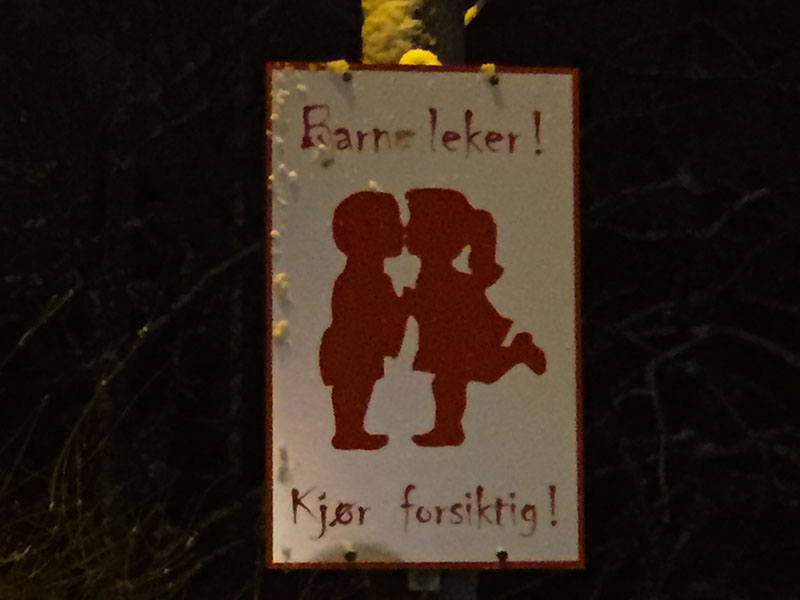 Auch süß, wie die Autofahrer auf spielende Kinder aufmerksam gemacht werden ;-)