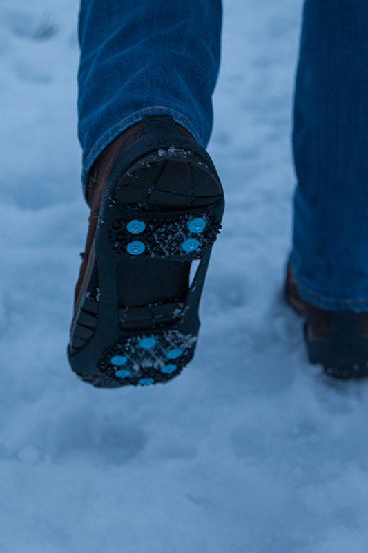 ... nachdem es uns auf glatten Wegen mehrmals hingehauen hatte, besorgten wir uns Spikes zum anschnallen ;-)