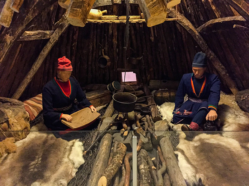 Eine nachgebildete Hütte der Samen