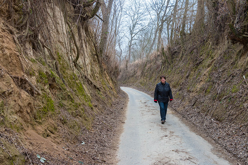 Einige hohle Gassen müssen wir durchschreiten, mal asphaltiert ...
