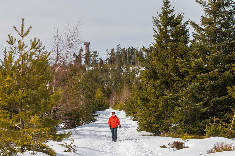Hinter uns der Turm, vor uns der Wanderweg