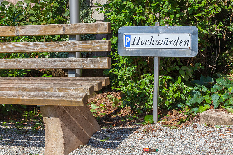 Parkplatz für Hochwürden. Wem wohl das Magenbitterfläschchen aus der Tasche gefallen ist?