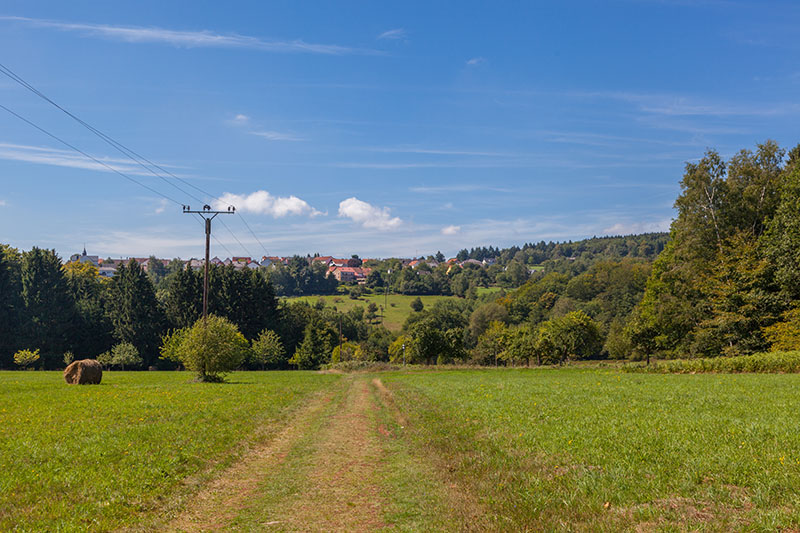 Vor uns liegt Scheiden, der höchste Ort des Saarlandes