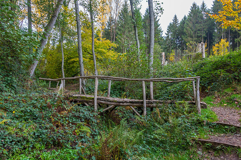 Zahlreiche Brücken führen über Gräben und Bäche