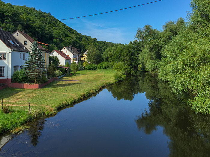 Die Nahe von der einen Seite der Brücke aus gesehen ...