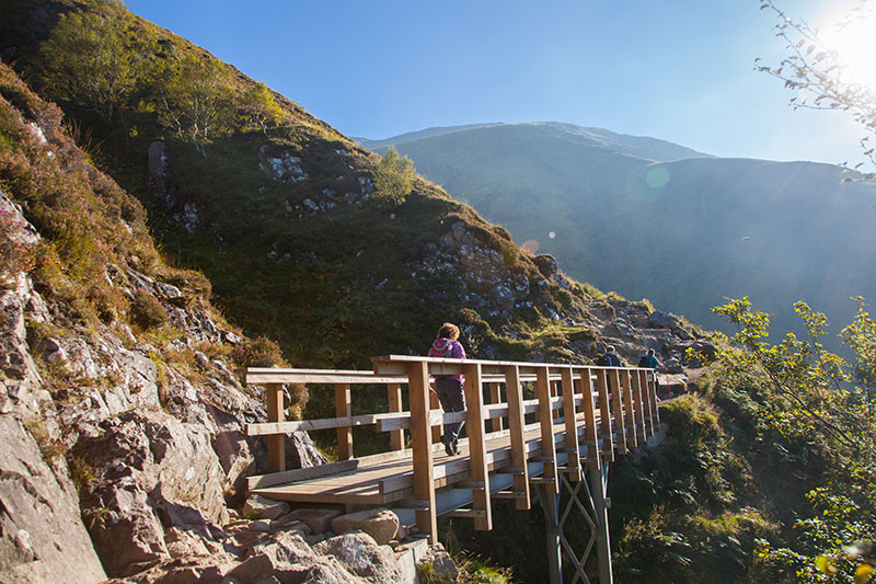 Nach steinigem Weg entlastet die Brücke die Beine