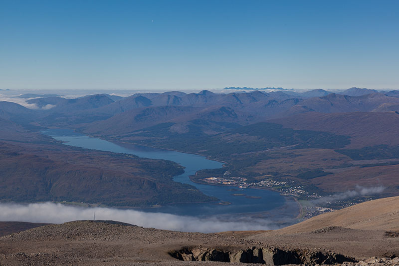 Tief unter uns liegen Loch Eil und Loch Linnhe ...